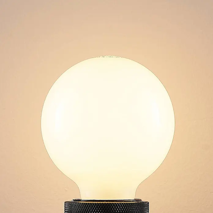Arcchio Leuchtmittel -  - Große, runde, mattierte LED-Glühbirne mit warmweißem Licht auf dunklem, strukturiertem Sockel.
