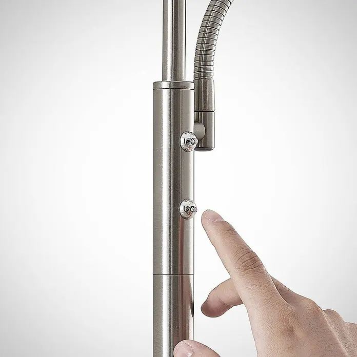 Lindby LED Stehlampe, Deckenfluter dimmbar, verstellbarer Lesearm -  - Nahaufnahme einer gebürsteten Metallhalterung mit zwei silbernen Knöpfen, einer wird von einem Finger gedrückt.