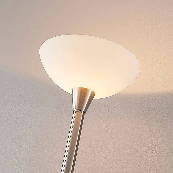Lindby Stehlampe / Deckenfluter Metall Glas, Standleuchte Nickel satiniert -  - Stehleuchte aus gebürstetem Metall mit mattweißem, schalenförmigem Schirm, die warmes Licht an eine Wand wirft.