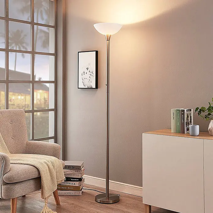 Lindby Stehlampe / Deckenfluter Metall Glas, Standleuchte Nickel satiniert -  - Metall-Stehleuchte mit weißem Schirm in Schalenform, spendet warmes Uplight in einem gemütlichen Wohnzimmer.