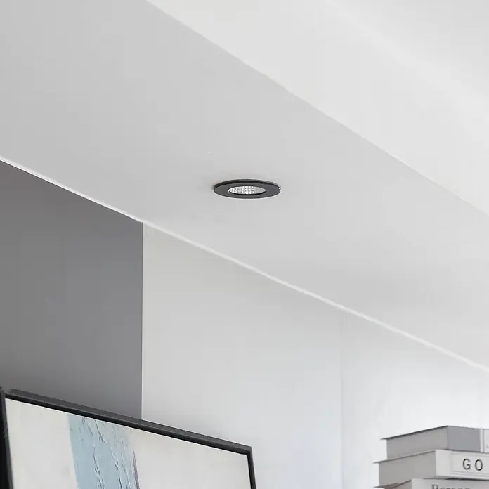Arcchio Deckenstrahler Lirin - schwarz, schwarz - Schwarzer LED-Einbaustrahler in einer weißen Decke installiert.