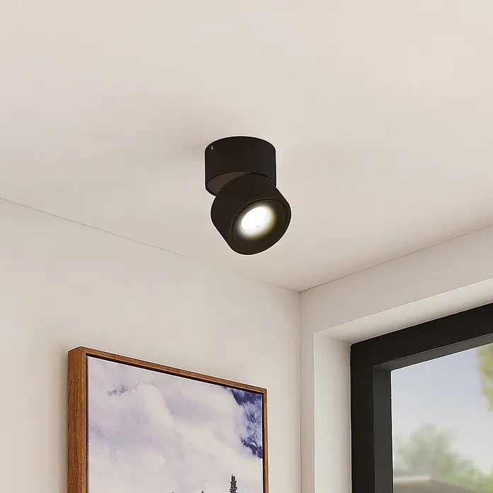Arcchio LED Deckenlampe in schwarz, Deckenstrahler -  - Schwarzer, verstellbarer Deckenstrahler aus Metall, an einer weißen Decke montiert und hell leuchtend.