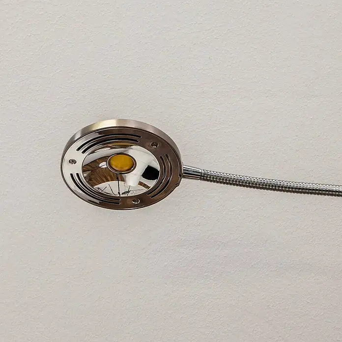 Lindby LED Stehlampe, Deckenfluter dimmbar, verstellbarer Lesearm -  - Gebürsteter Metall-Lampenkopf mit gelber Glühbirne und flexiblem Schwanenhalsarm.