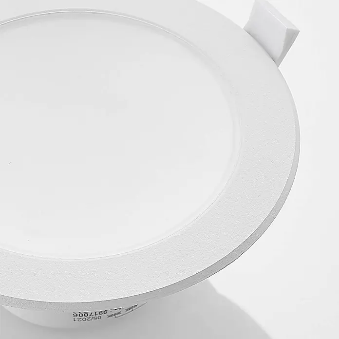 PRIOS LED Einbaustrahler in weiß, Spots Deckenleuchte -  - Weiße runde LED-Panel-Leuchte, schräg von oben aufgenommen. Technische Angaben sind seitlich sichtbar.