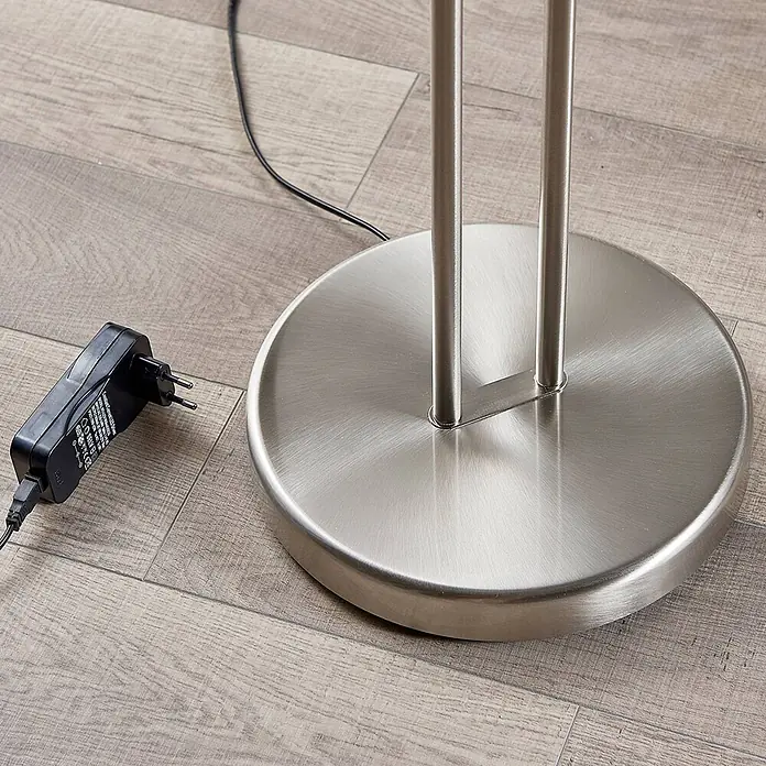 Lindby LED Stehlampe Wohnzimmer Deckenfluter dimmbar 183 cm Nickel matt -  - Gebürsteter silberner Stehleuchtenfuß mit zwei Stangen und schwarzem Netzteil mit Eurostecker auf hellem Holzboden.