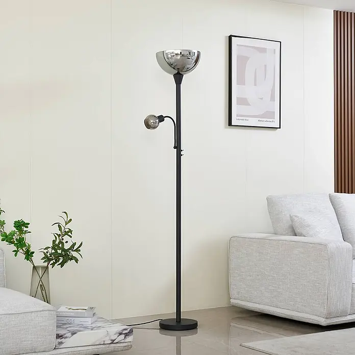 Lindby Deckenfluter in grau, schwarz, Stehlampe Wohnzimmer -  - Schwarze Stehlampe mit verchromtem Deckenfluter und verstellbarer Leselampe in einem modernen Wohnzimmer.
