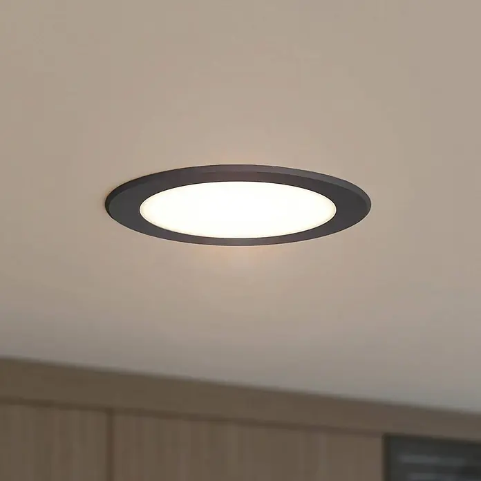 Prios Einbauleuchte - schwarz - Dunkelgraue ovale LED-Einbauleuchte in der Decke, beleuchtet einen Raum mit hellen Holzschränken.