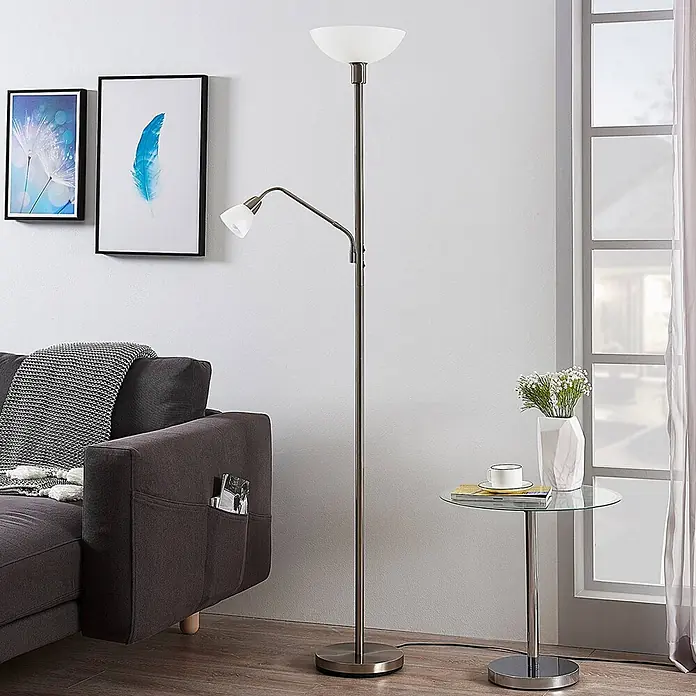 Lindby Stehlampe, Deckenfluter verstellbarer Lesearm, ohne Leuchtmittel -  - Stehleuchte aus gebürstetem Metall mit weißen Glasschirmen, mit Deckenfluter und verstellbarer Leselampe, in einem modernen Wohnzimmer.