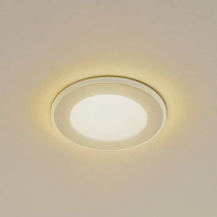 Lindby Einbauleuchte Toka - weiß / opal - Runde weiße LED-Deckenleuchte, montiert, mit warmem Lichteffekt.