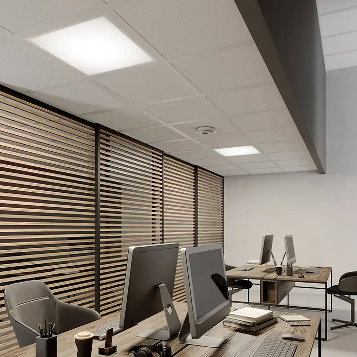 Arcchio LED Panel Deckenleuchte in weiß, Deckenlampe Büro -  - Helle weiße LED-Deckenleuchte, in modulare Decke eingelassen, beleuchtet ein modernes Bürozimmer mit Holzlamellen.