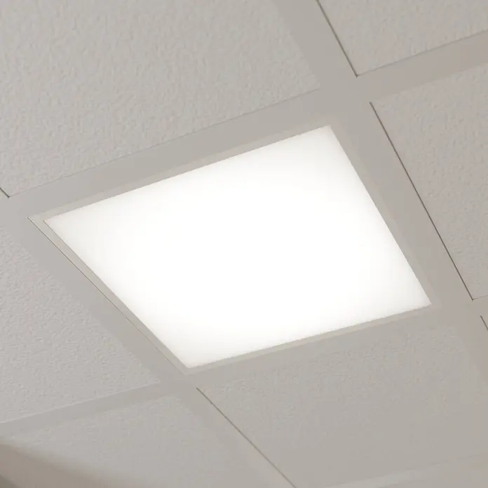 Arcchio LED Panel Deckenleuchte in weiß, Deckenlampe Büro -  - Quadratische LED-Panel-Leuchte in einer weißen Gitterdecke, die helles, gleichmäßiges Licht abgibt.