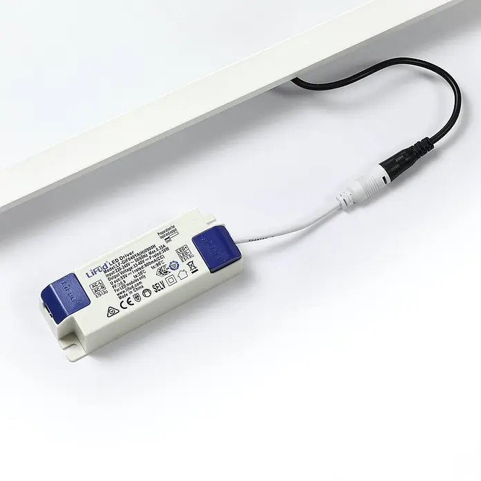 Arcchio LED Panel Deckenleuchte in weiß, Deckenlampe Büro -  - Weißer LiFud LED-Treiber mit blauen Enden, verbunden mit einer weißen LED-Lichtschiene.