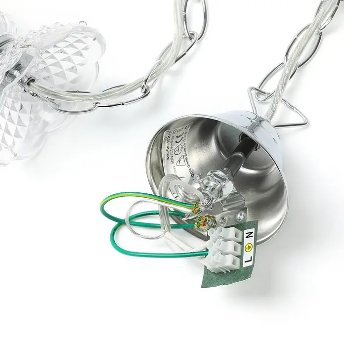 Lindby Kronleuchter in transparent, chrom, Hängelampe Chandelier -  - Elektrische Verkabelung in einem verchromten, glockenförmigen Deckenbaldachin mit Klemmen, grün-gelben Erdungskabeln und transparenten Stromkabeln zum Leuchtobjekt.
