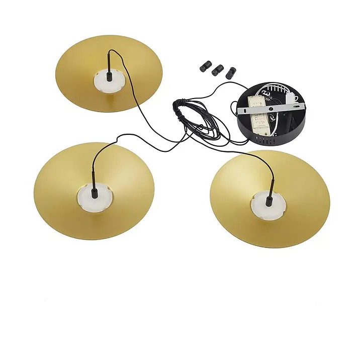 Lindby LED Pendelleuchte in schwarz, dimmbar up down Hängelampe -  - Demontierte Dreifach-Pendelleuchte mit goldenen Scheibenschirmen, schwarzen Kabeln und offener Deckenrosette mit Verkabelung.