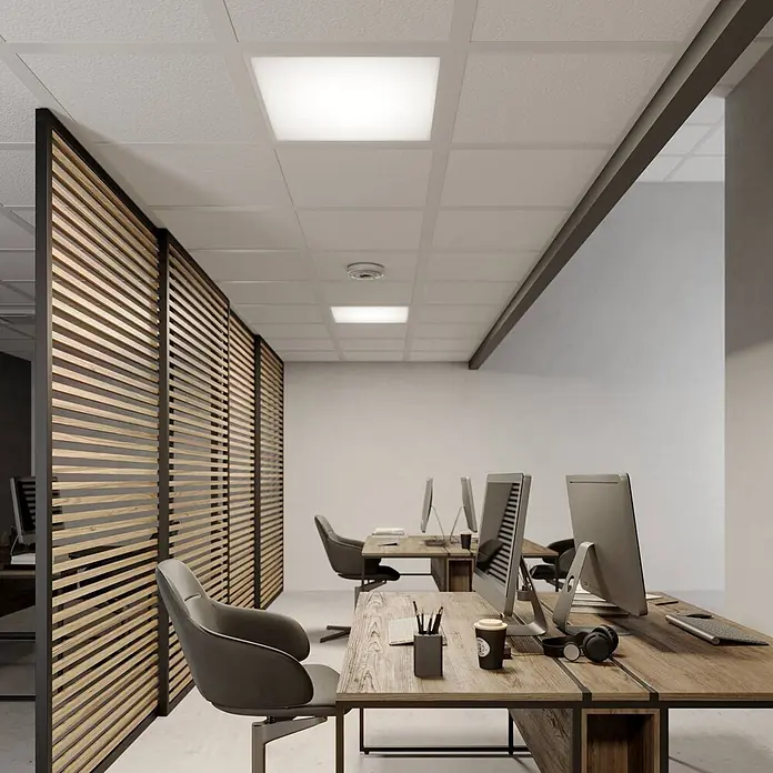 Arcchio LED Panel Deckenleuchte in weiß, Deckenlampe Büro -  - Modernes Büro mit weißer Rasterdecke, quadratischen LED-Leuchten. Hölzerne Lamellenteiler trennen Arbeitsbereiche mit Schreibtischen und Computern.