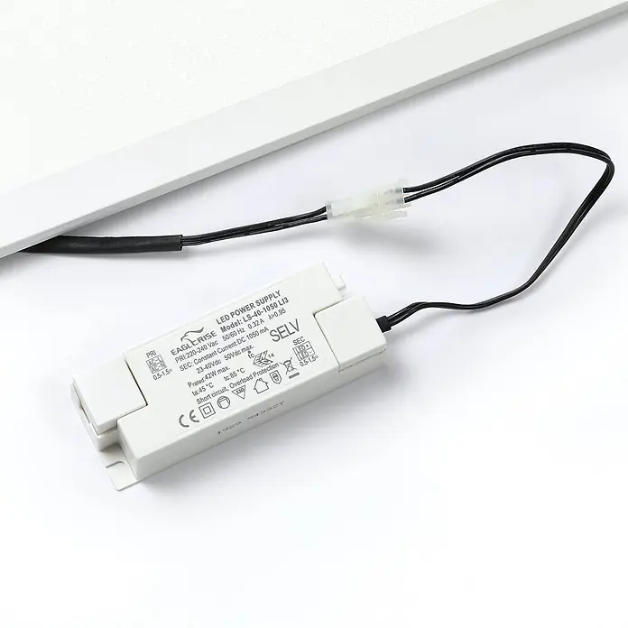 Arcchio LED Panel Deckenleuchte in weiß, Deckenlampe Büro -  - Weißes, rechteckiges LED-Netzteil (Treiber) mit angeschlossenen schwarzen Kabeln, das ein LED-Lichtpanel versorgt.