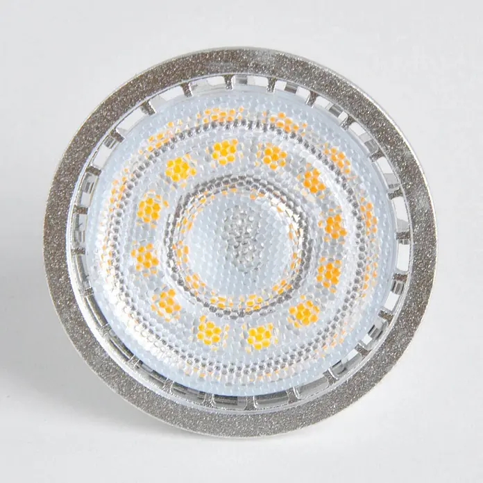 Lindby Leuchtmittel -  - Vorderansicht einer runden LED-Spotlampe mit silbernem Metallrand und weißer, strukturierter Fläche mit gelben LED-Chips.