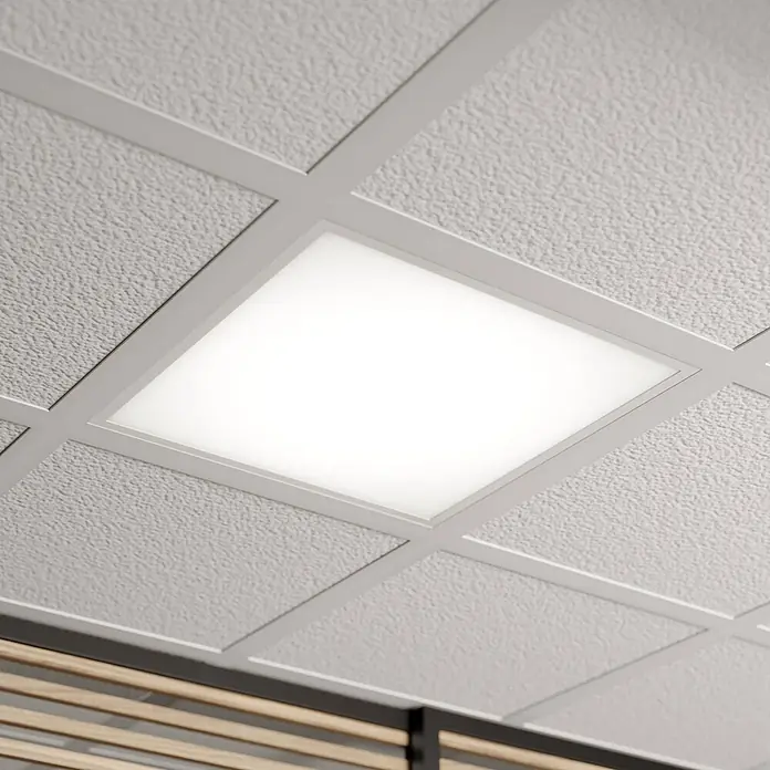 Arcchio LED Panel Deckenleuchte in weiß, Deckenlampe Büro -  - Helles, quadratisches weißes LED-Panel, in eine graue Rasterdecke mit strukturierten Akustikplatten integriert.