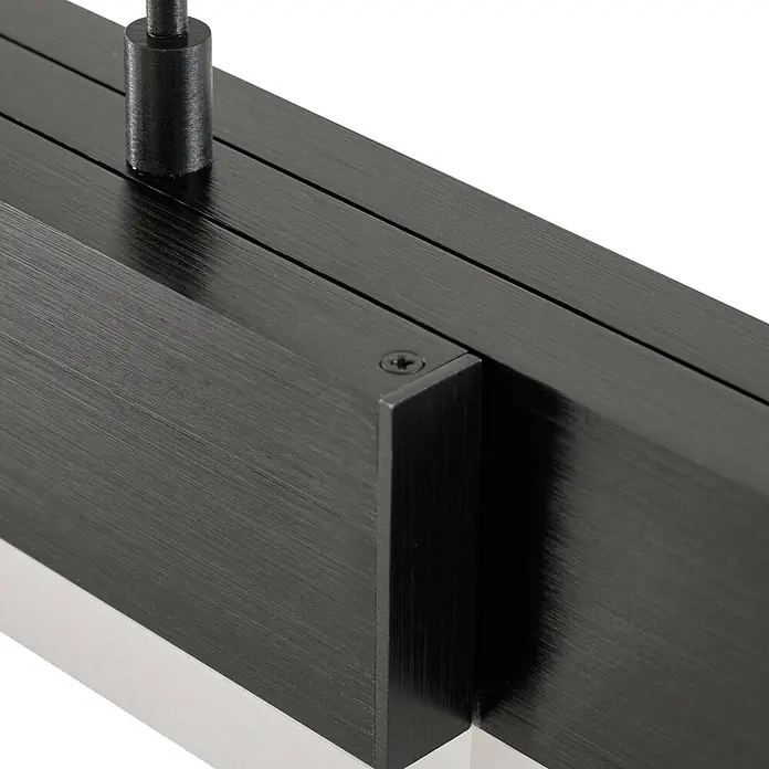 Lucande LED Pendelleuchte in schwarz, dimmbar Hängelampe -  - Nahaufnahme einer schwarzen, gebürsteten Metall-Stromschiene mit Aufhängestange und Schraube.