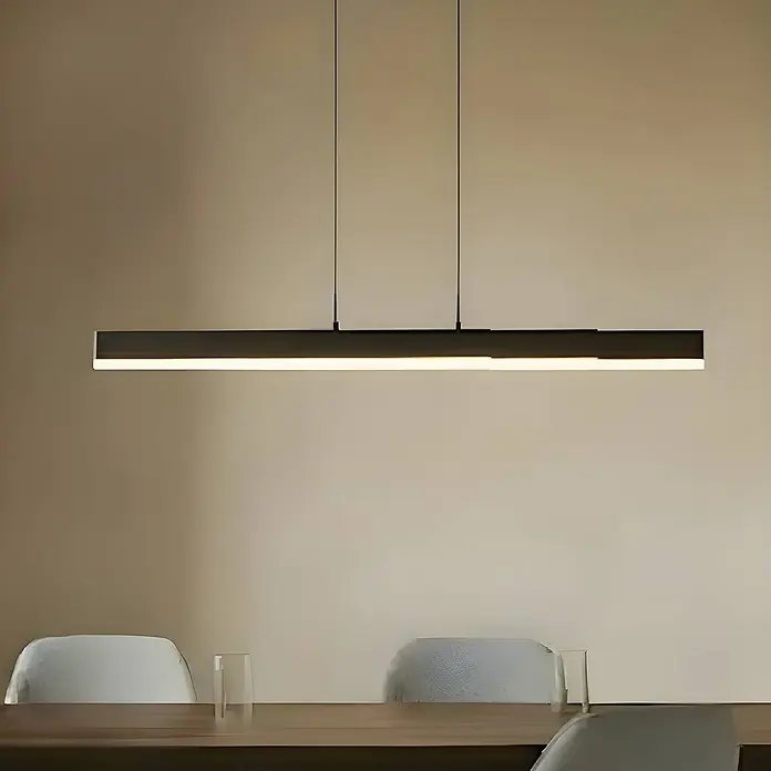 Lucande LED Pendelleuchte in schwarz, dimmbar Hängelampe -  - Moderne schwarze lineare Pendelleuchte mit hellem LED-Streifen, beleuchtet einen Tisch.