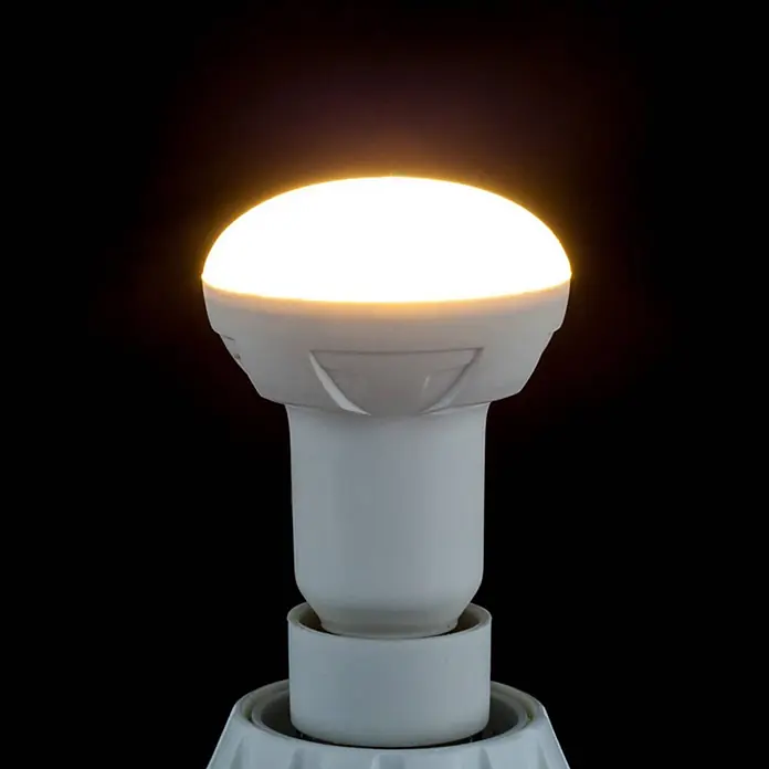Lindby Leuchtmittel -  - Weiße R-Typ LED-Glühbirne leuchtet hell mit warmweißem Licht.
