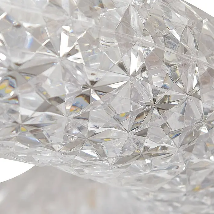 Lucande LED Pendelleuchte Smart Home in transparent, dimmbar Hängelampe -  - Nahaufnahme von klarem, facettiertem Material mit geometrischen Mustern, das Licht reflektiert.