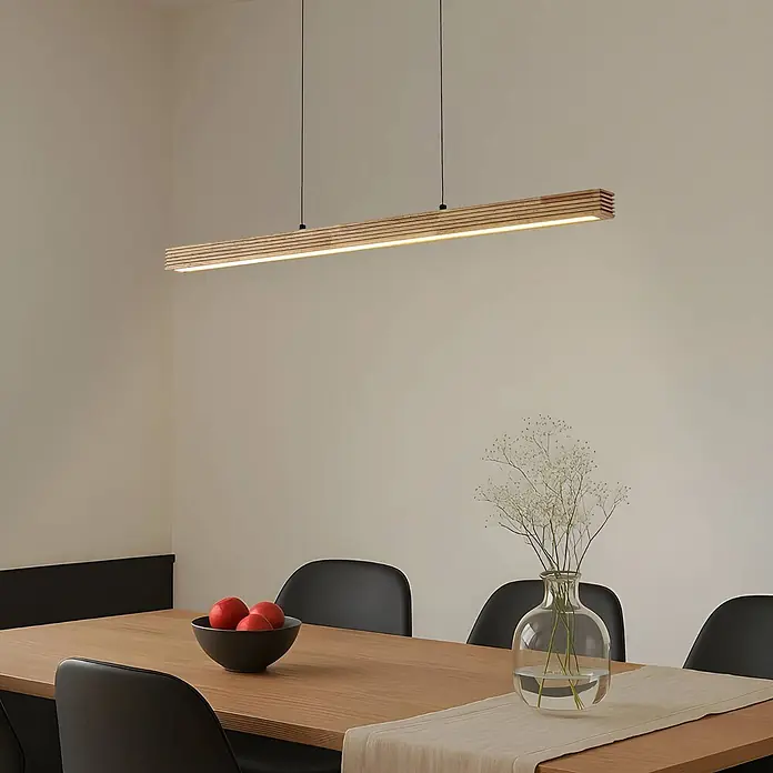 Lucande LED Pendelleuchte in hellbraun, schwarz, dimmbar Hängelampe -  - Lineare LED-Pendelleuchte aus Holz über einem modernen Essbereich.