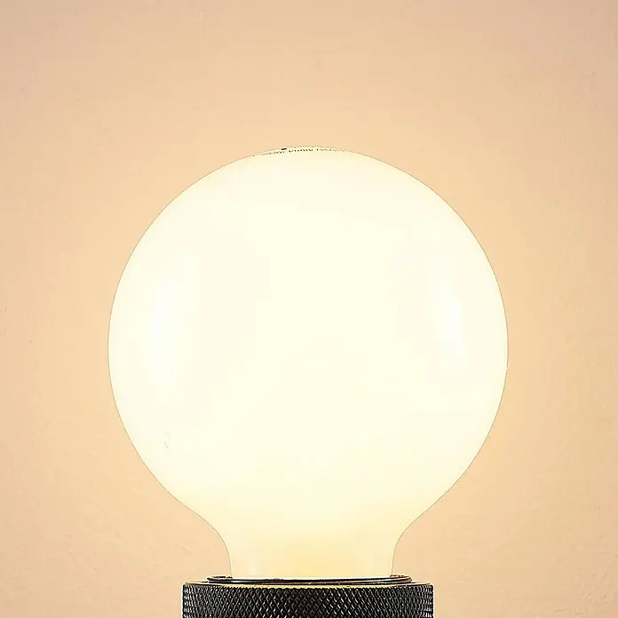 Arcchio Leuchtmittel -  - Große runde, mattierte LED-Glühbirne mit schwarzem, texturiertem Sockel, sanft leuchtend.