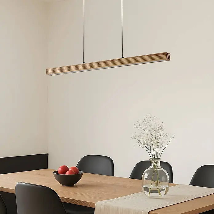 Lucande LED Pendelleuchte in hellbraun, schwarz, dimmbar Hängelampe -  - Lineare Holz-Pendelleuchte im Lamellendesign, über einem Esstisch hängend.