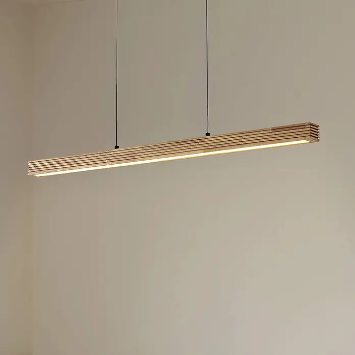 Lucande LED Pendelleuchte in hellbraun, schwarz, dimmbar Hängelampe -  - Lange lineare Pendelleuchte aus Holz mit leuchtendem Streifen, an zwei schwarzen Kabeln hängend.