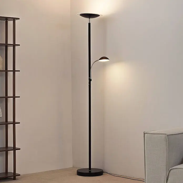 Lindby LED Stehlampe, Deckenfluter dimmbar, verstellbarer Lesearm -  - Schwarze Stehlampe mit Uplight und verstellbarem Leselicht, beleuchtet eine moderne Wohnzimmerecke.