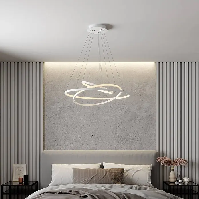 Lucande LED Pendelleuchte modern dimmbar, Esstisch Hängelampe Metall, -  - Moderne weiße LED-Pendelleuchte mit abstrakten ineinander verschlungenen Ringen, die ein Schlafzimmer beleuchtet.
