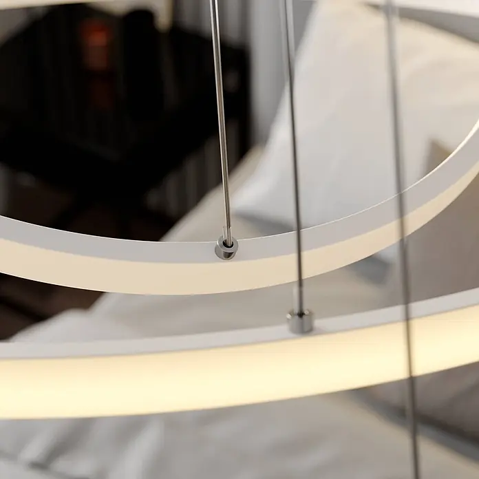 Lucande LED Pendelleuchte modern dimmbar, Esstisch Hängelampe Metall, -  - Nahaufnahme einer modernen weißen LED-Ringlampe, aufgehängt an dünnen Metalldrähten, ein Ring leuchtet.