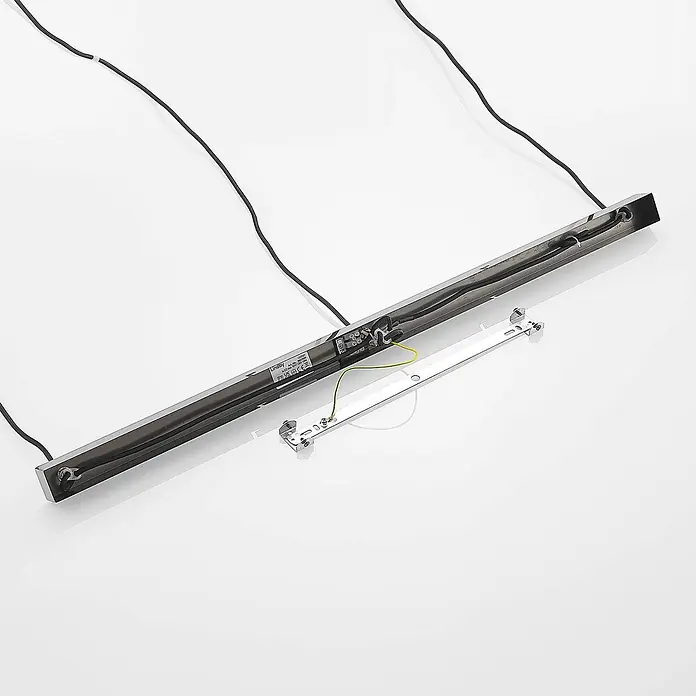 Lindby Pendelleuchte in transparent, Hängelampe -  - Silberne lineare LED-Leuchte, zerlegt mit Montagehalterung und sichtbarer Verkabelung.