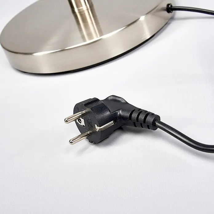 Lindby Stehlampe, Deckenfluter verstellbarer Lesearm, ohne Leuchtmittel -  - Schwarzer europäischer Netzstecker mit Kabel neben einem Lampenfuß aus gebürstetem Edelstahl.