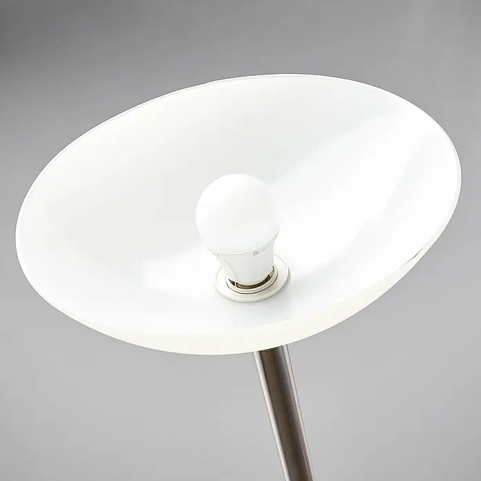 Lindby Stehlampe, Deckenfluter verstellbarer Lesearm, ohne Leuchtmittel -  - Weiße Lampe mit einem nach oben gerichteten, runden weißen Schirm und einer weißen LED-Birne auf einem Metallständer.