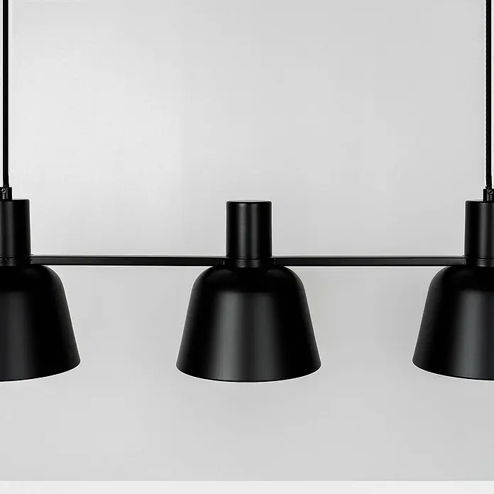 Lucande Pendelleuchte in schwarz matt, Hängelampe -  - Schwarze lineare Deckenleuchte mit drei glockenförmigen Metallschirmen an schwarzen Kabeln.