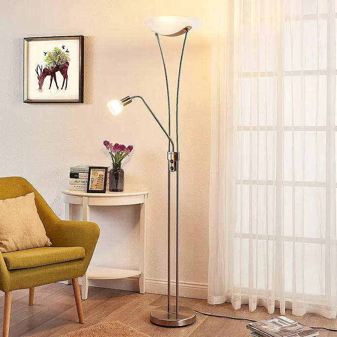 Lindby Stehlampe, Deckenfluter verstellbarer Lesearm, ohne Leuchtmittel -  - LED-Stehlampe aus gebürstetem Nickel mit Deckenfluter und Lesearm, in einem gemütlichen Wohnzimmerambiente.