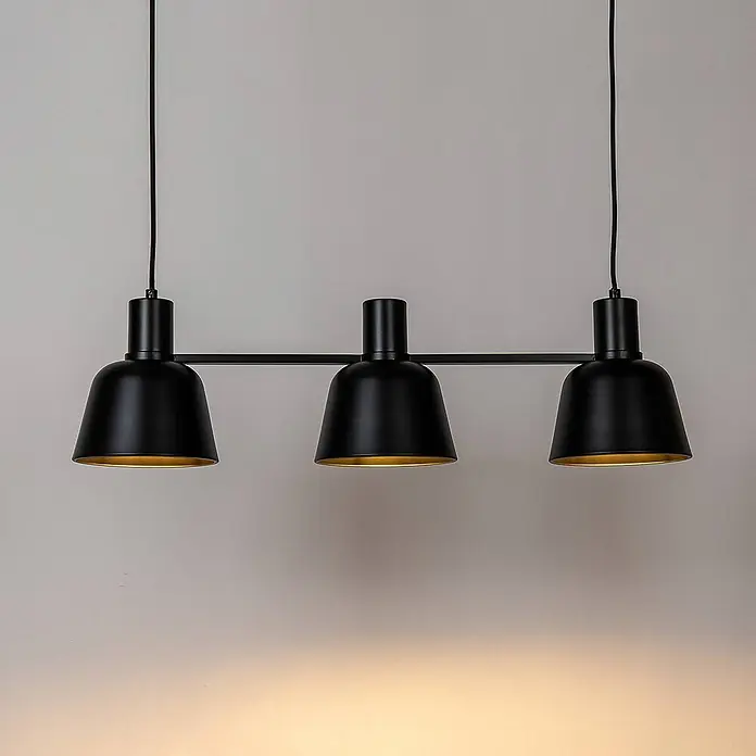 Lucande Pendelleuchte in schwarz matt, Hängelampe -  - Schwarze dreiflammige Pendelleuchte mit matter Oberfläche und goldgefütterten Schirmen, an einer Stange hängend.