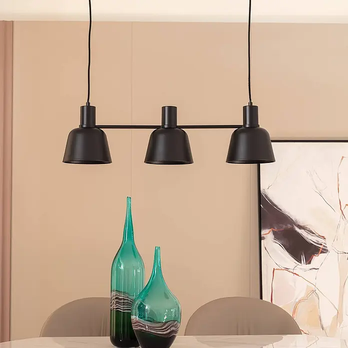 Lucande Pendelleuchte in schwarz matt, Hängelampe -  - Drei matte schwarze Hängeleuchten aus Metall hängen über einem Esstisch und beleuchten den Bereich darunter.