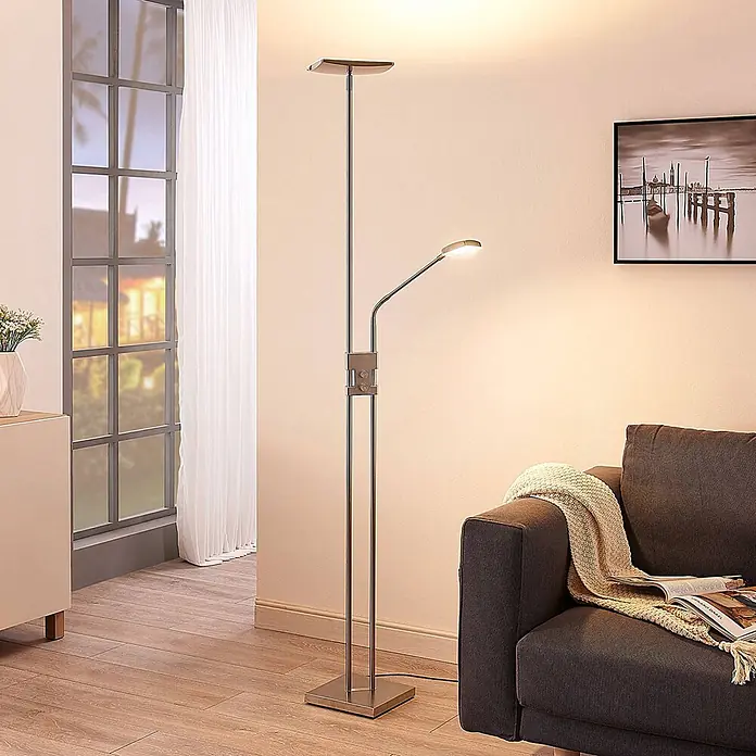 Lindby LED Stehlampe Wohnzimmer Deckenfluter dimmbar 180 cm Nickel -  - Moderne LED-Stehleuchte aus gebürstetem Nickel mit Deckenfluter und verstellbarer Leselampe, beleuchtet ein Wohnzimmer neben einem Sofa.
