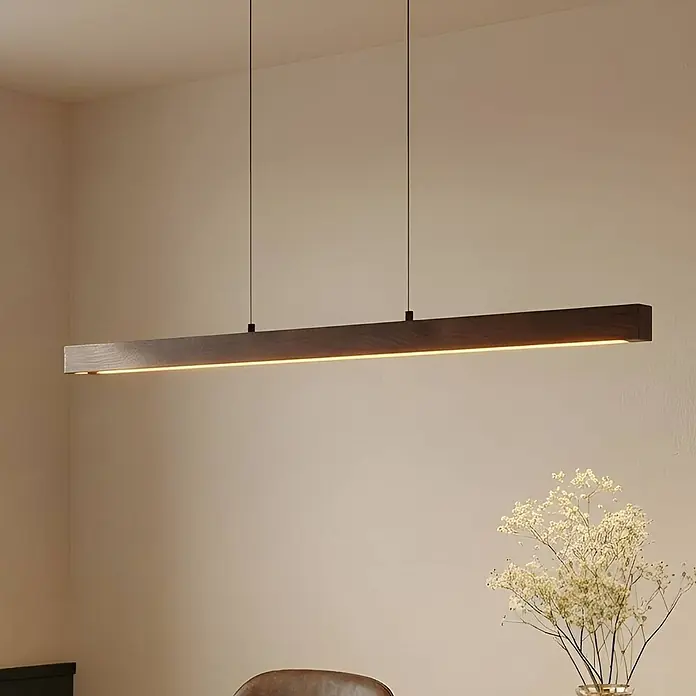 Lucande LED Pendelleuchte in walnuss, schwarz, dimmbar Hängelampe -  - Lineare Pendelleuchte aus dunklem Holz, warmes Licht nach unten strahlend.