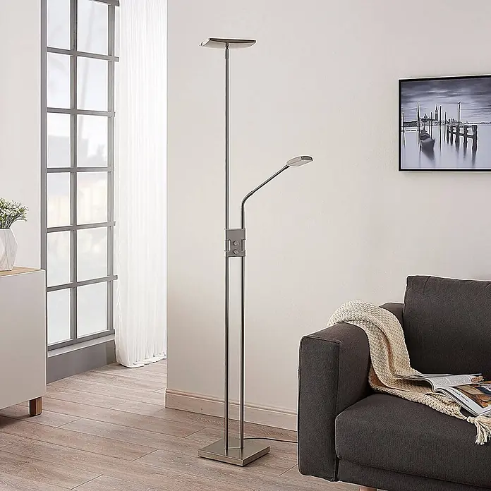 Lindby LED Stehlampe Wohnzimmer Deckenfluter dimmbar 180 cm Nickel -  - Moderne silberfarbene LED-Stehleuchte mit Deckenfluter und verstellbarem Lese-Arm, spendet Raum- und Leselicht neben einem grauen Sofa.