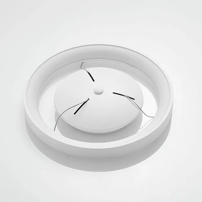 Arcchio LED Pendelleuchte in weiß, Hängelampe -  - Weiße kreisförmige Vorrichtung mit zentraler Scheibe und drei Kabeln, die aus Schlitzen kommen.