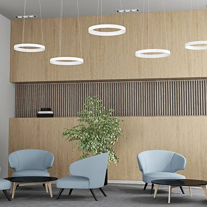Arcchio LED Pendelleuchte in weiß, Hängelampe -  - Moderner Wartebereich mit mehreren weißen runden Pendelleuchten, heller Holzvertäfelung und hellblauen Sesseln.