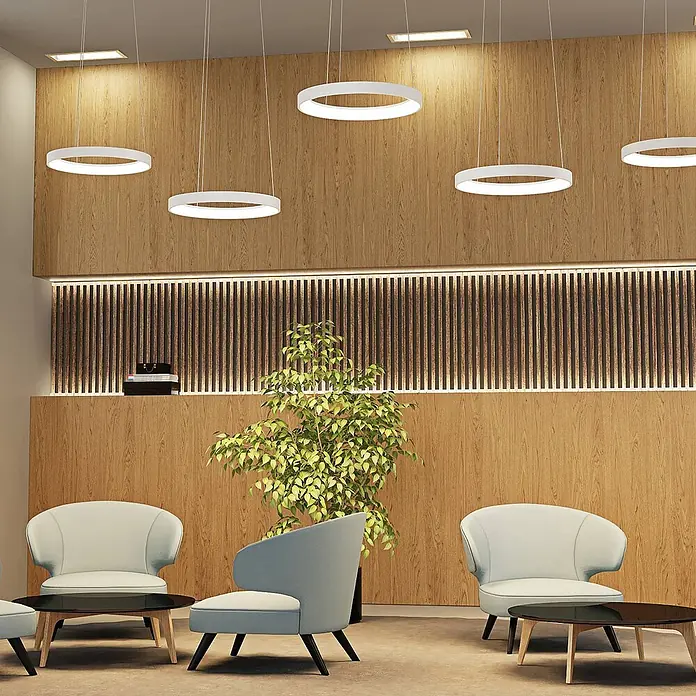 Arcchio LED Pendelleuchte in weiß, Hängelampe -  - Weiße runde Pendelleuchten beleuchten einen modernen Wartebereich mit Holzwänden.