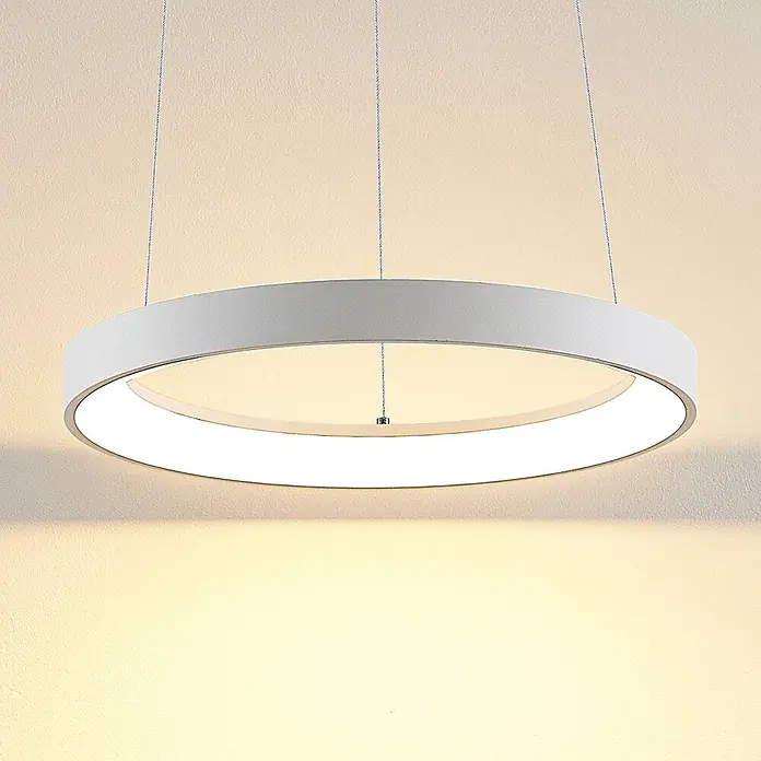 Arcchio LED Pendelleuchte in weiß, Hängelampe -  - Weiße runde LED-Pendelleuchte, aufgehängt, strahlt warmes Licht aus.
