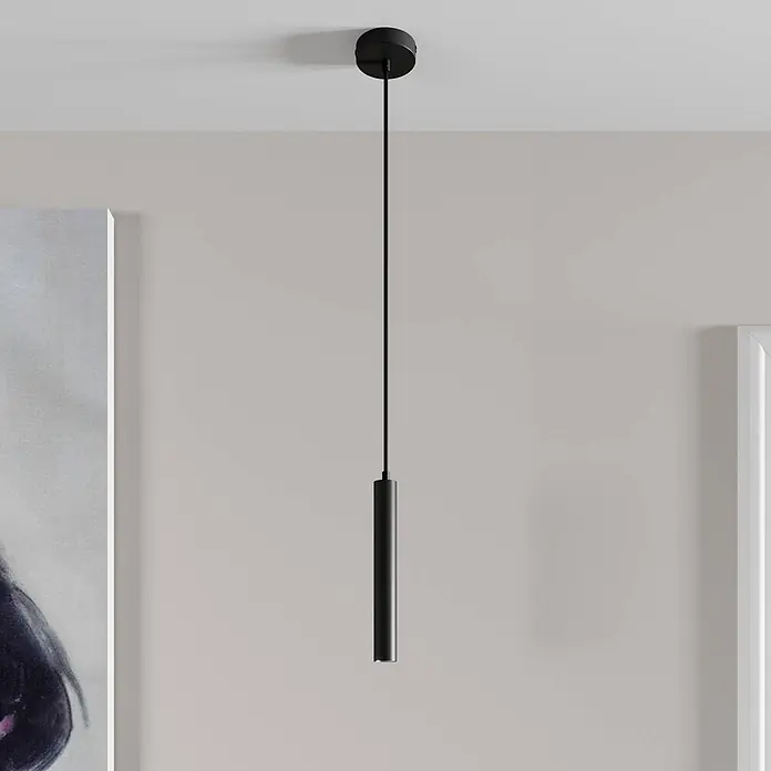 Arcchio LED Esstisch Pendelleuchte 1flammig, LED Hängeleuchte 4W Küche -  - Schwarze zylindrische Pendelleuchte hängt von der Decke vor einer hellgrauen Wand.