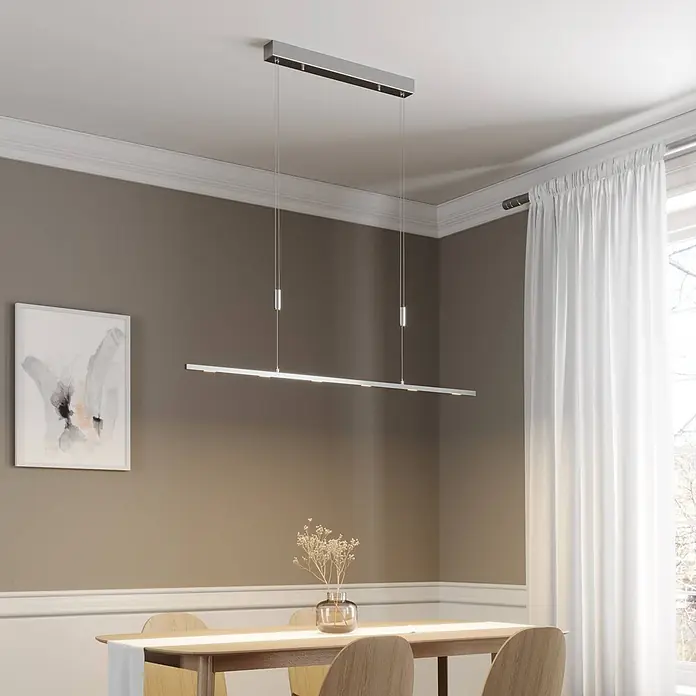 Lucande LED Pendelleuchte höhenverstellbar, dimmbar per Wandschalter -  - Schlanke, silberne lineare LED-Pendelleuchte, die einen Esstisch in einem modernen Raum beleuchtet.
