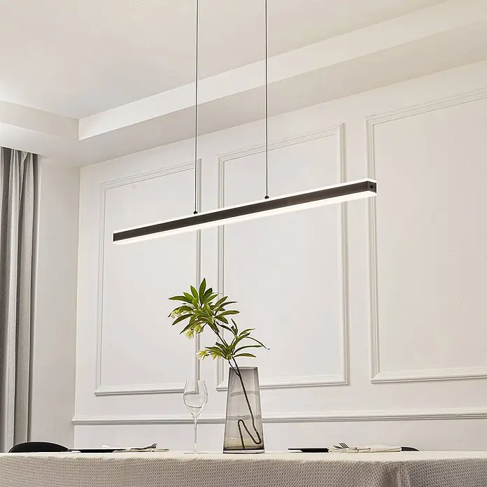 Lucande LED Pendelleuchte in schwarz, dimmbar up down Hängelampe -  - Elegante schwarze lineare Pendelleuchte mit weißer Leuchtleiste, horizontal über einem Esstisch hängend.